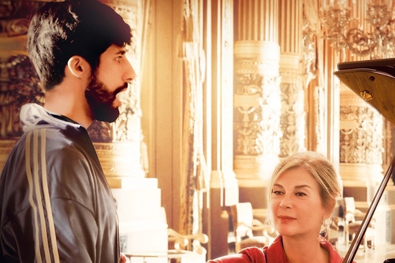 Ténor, la première comédie en solo du réalisateur Claude Zidi Jr, portée par le chanteur MB14 et la comédienne Michèle Laroque, sort mercredi 4 mai en salle !