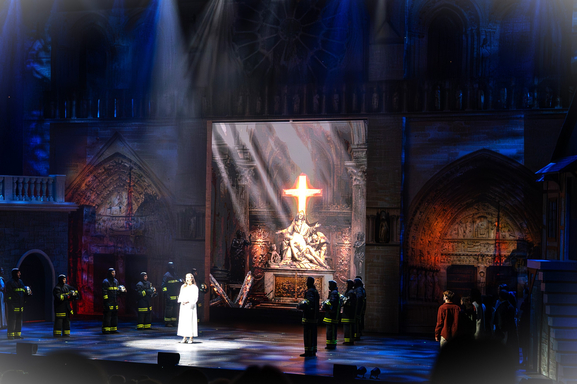 La Dame de Pierre : ne ratez pas la tournée grandiose sur Notre-Dame de Paris 
