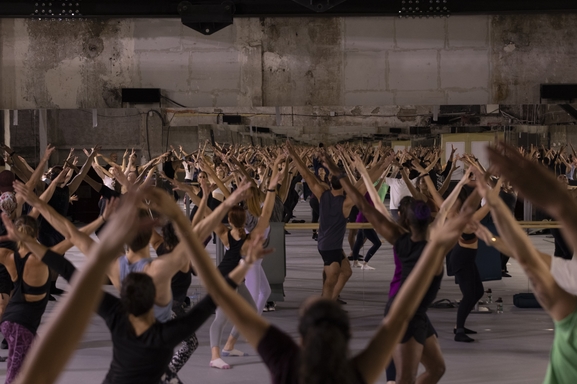L’incontournable Moulin Rouge rouvre ses portes en septembre 2021. On vous invite dans l'un des cabarets les plus célèbres au monde!