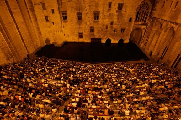 Du 4 Juillet au 23 juillet se déroulera le Festival d’Avignon ! Une occasion à ne pas manquer pour découvrir de nombreux talents.