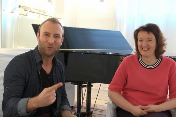 Aimons nous les uns les autres, le nouveau spectacle d'Anne Roumanoff retransmis en direct dans 100 cinémas