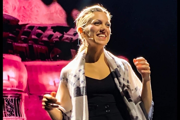 Anaïs Delva, célèbre voix, artiste passionnée incarne Edith Piaf dans “I Love Piaf” de Jacques Pressis au Théâtre de la Tour Eiffel, un bijou à voir