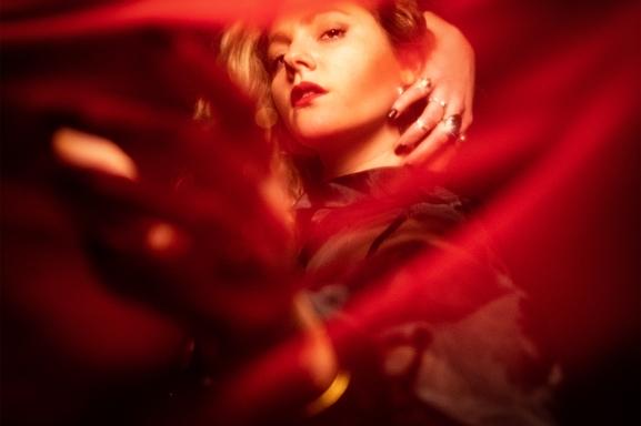 Mélancolie, texte, joute verbale, découvrez DONAMARIA une chanteuse singulière et divine !