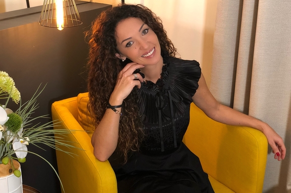 Emmanuelle Rivassoux brillante architecte d'intérieur dans l'émission " Maison à vendre", une girl boss à suivre passionnément!