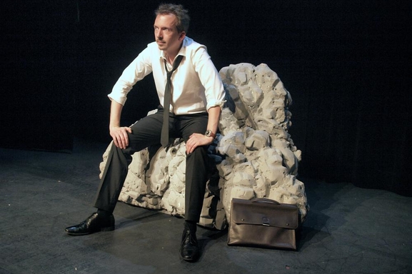 Si vous aussi vous rencontrez souvent des obstacles, la pièce de théâtre: Le Rocher est faite pour vous