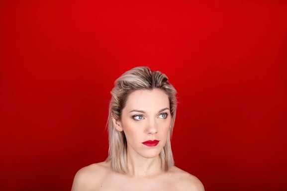 Anaïs Delva, voix française de la Reine des Neiges, sort son premier album “Obsidienne” le 10 mai !