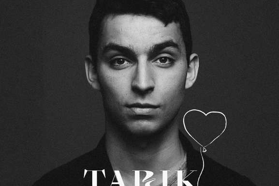 Tarik, le slameur qui a ému la France sur THE VOICE 2021 annonce déjà sa signature chez Universal Music et la sortie de son clip “Mon Chéri”, sa carrière démarre de façon fulgurante !