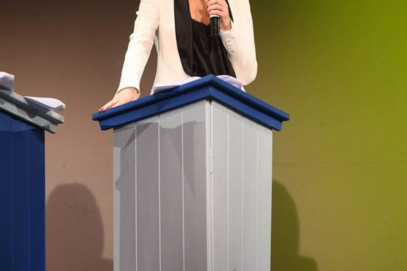 Trina Mac Dinh : animatrice, chroniqueuse Tv & Radio, membre de casting.fr elle vous propose une renconrte sur son plateau !