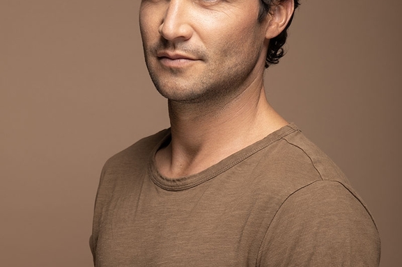 Reynald, chanteur et guitariste, revient avec une nouvelle reprise choc "Quelqu'un m’a dit"  de Carla Bruni