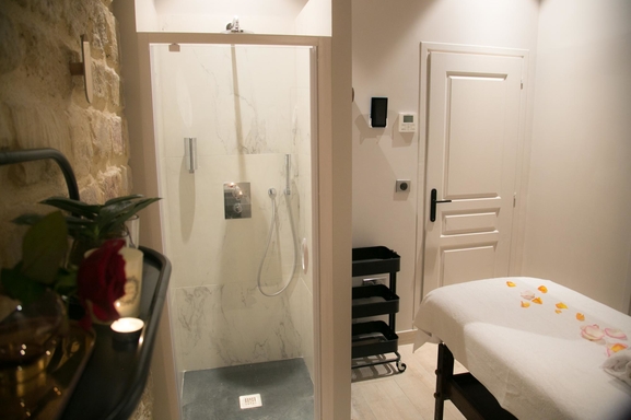 Pour la Saint-Valentin nous vous offrons un massage duo en amoureux dans un lieu mythique "Les Bains du Marais", vive l'amour et le bien-être!