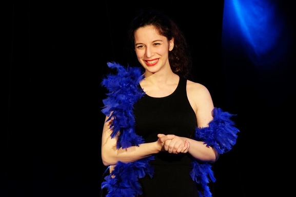 "Enfin vielle" le one woman show de Laura Elko au théâtre Bo