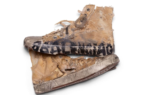 Paris High Top Full Destroyed Sneakers ou la paire de Balenciaga qui affole la toile !