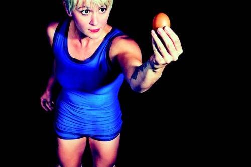 "Knee Deep", c'est Trois hommes et une petite femme qui défient les lois de la gravité !