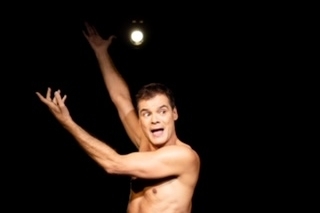 Mauvaise petite fille blonde de Pierre Notte, une pièce investie, un manifeste  contre l'injustice. La pièce se joue actuellement au Théâtre La Flèche à Paris!