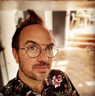 Que fait l'artiste Jarry pendant son confinement? Des lives et du partage tous les jours à 18h30 avec son SHOW JARRY sur sa chaine Youtube!