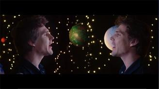 Étienne Détré un chanteur à la grande sensibilité, qui nous transmet ses émotions dans “Petite Bleue” son dernier clip extrait de son EP “Chute Libre”.