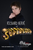 Richard Hervé est Supersnob, un one-man show plein d'énergie