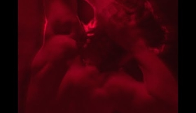 CLIP OFFICIEL: ÊTRE QUI NOUS SOMMES VRAIMENT: AMOUR COMPLIQUÉ