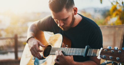 Casting comédien entre 20 et 25 ans sachant jouer de la batterie ou de la guitare pour rôle dans série Arte