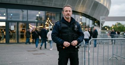 Casting homme entre 25 et 40 ans pour figuration dans visuels projetés au Stade France lors du concert d'une chanteuse française de renommée internationale