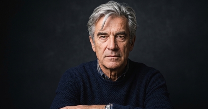 Casting hommes aux cheveux longs gris pour tournage film réalisé par Laurent Lafitte