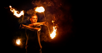 Casting artiste pour apprendre les arts du feu pour des spectacles pyrotechniques