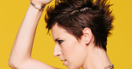 Casting femme avec crête iroquoise pour tournage clip musical