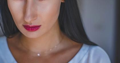 Casting hôte ou hôtesse pour accueil dans réunion publique d'entreprise