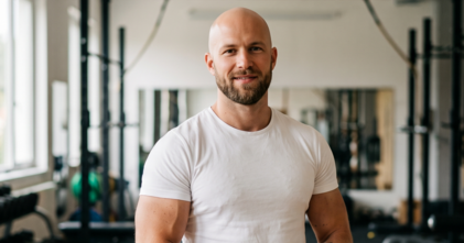 Casting figurant homme grand et musclé au crâne rasé pour figuration dans long métrage cinéma Anatole Latuile