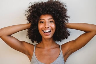 Recherche modèle femme avec coupe afro longue pour média beauté