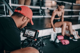 Recherche 1 jeune femme entre 16 et 20 ans avec une expérience en boxe pour un clip