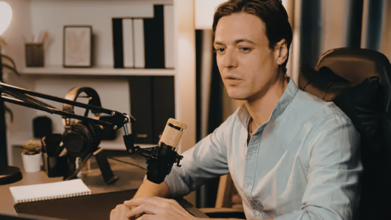 Casting voix off masculine bilingue français et anglais pour film institutionnel