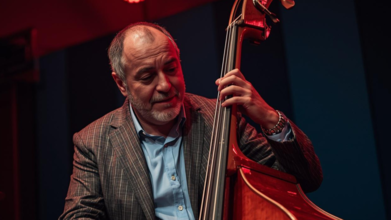 Casting contrebassiste de jazz entre 40 et 65 ans pour tournage court métrage promo artiste français