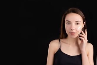 Casting femme modèle avec cicatrice d'acné pour vidéo maquillage