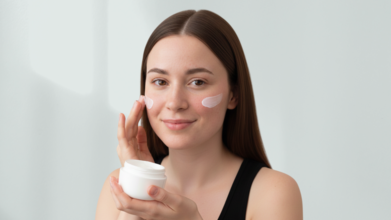 Casting modèle femme caucasienne entre 25 et 35 ans pour campagne publicitaire skincare