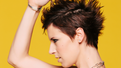 Casting femme avec crête iroquoise pour tournage clip musical