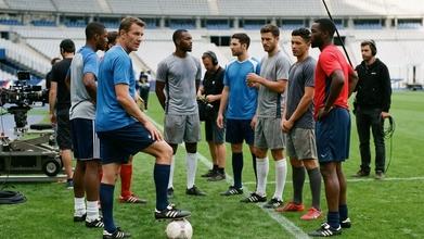 Casting figurants footballeurs avec chaussures à crampons cinéma