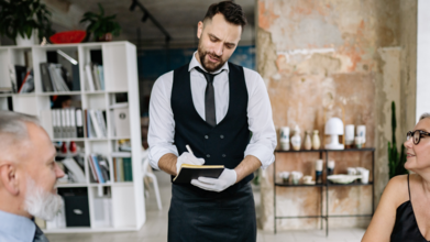 Casting homme et femme serveur ou serveuse entre 20 et 55 ans pour figuration dans film avec Noémie Merlant