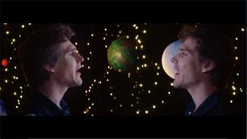 Étienne Détré un chanteur à la grande sensibilité, qui nous transmet ses émotions dans “Petite Bleue” son dernier clip extrait de son EP “Chute Libre”.