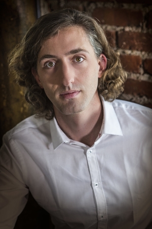 Victor Gueroult, auteur de la pièce “Edith Piaf, je me fous du passé”, nous donne ses conseils pour écrire des œuvres à succès et devenir un auteur respecté.