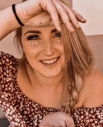 Suivie par près de 300 000 followers sur TikTok, Axelle Thays est une chanteuse à suivre de très près. Énergique, volontaire, audacieuse et talentueuse, elle a récemment quitté son travail pour se lancer à 100% dans sa passion : la musique. Elle nous raco