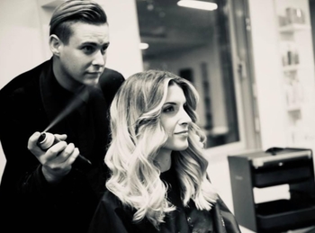 Passionné par la coiffure et le maquillage, notre membre VIP BlackDiamond87 veut vivre de cette passion en l'exerçant pour le cinéma et la télévision. Il nous raconte comment s'y prendre pour allier ces deux mondes.