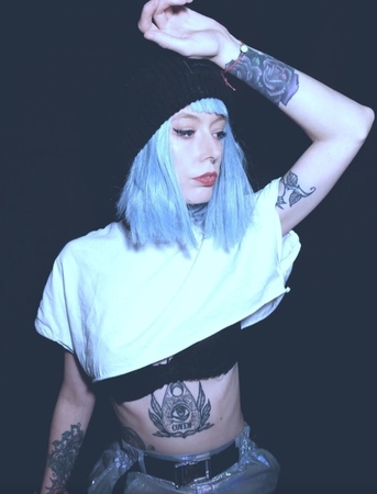 CharlieRae, chanteuse au style affirmé avec des clips colorés et futuristes. Notes tantôt mélancoliques tantôt énergiques : elle nous raconte les secrets de ses débuts et ses habitudes sur casting.fr