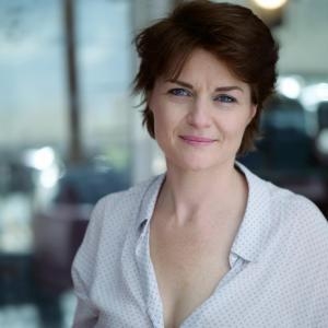 Celine Anne conçoit et produit un contenu original : "1 minute pour 1 talent", un programme court qui met en lumière des artistes contemporains