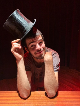 Du haut de ses 21 ans, Teddyarlot, un homme passionné : Mise en scène, fondation d'une compagnie de théâtre et d'une association de cinéma, création d'un cabaret...  Voici comment le jeune homme a donné vie à tous ses projets en interview. 