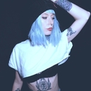 CharlieRae, chanteuse au style affirmé avec des clips colorés et futuristes. Notes tantôt mélancoliques tantôt énergiques : elle nous raconte les secrets de ses débuts et ses habitudes sur casting.fr