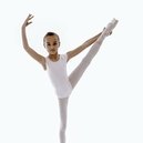 Livia fait ses premiers pas artistiques, entre l'école et la danse