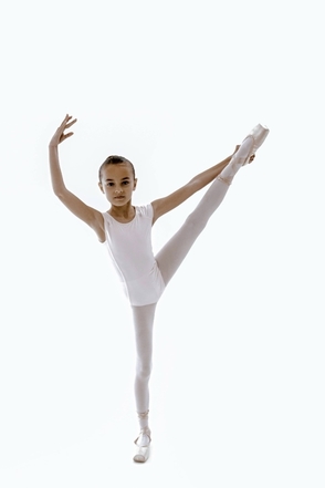 Livia fait ses premiers pas artistiques, entre l'école et la danse